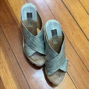 Onex Women's Stylish Crisscross Mules - Green and Tan